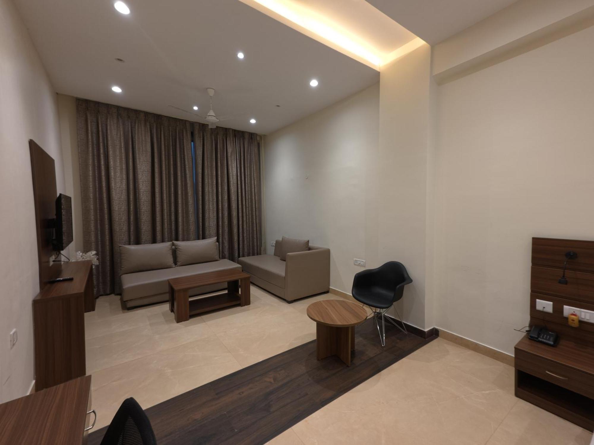 Hotel Neelam Orchid à Kanpur Extérieur photo